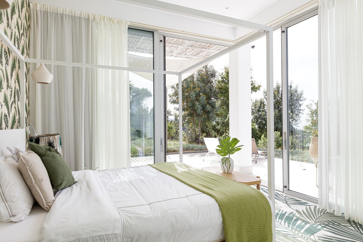 Peamaja külge kinnitatud bangalo magamistuba koos oma terrassiga