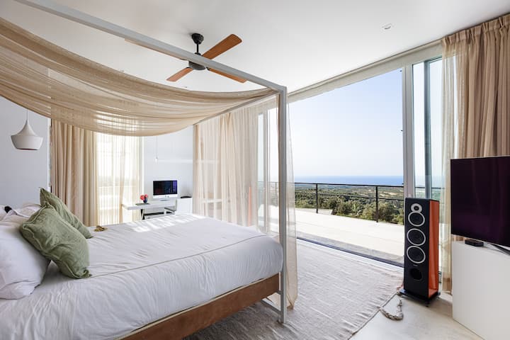 Hovedsoverom i første etasje med en kingsize-seng og eget bad med dusj.