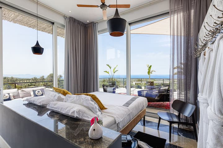 Soverom i nedre etasje i hovedbygningen med en kingsize-seng og en privat veranda.