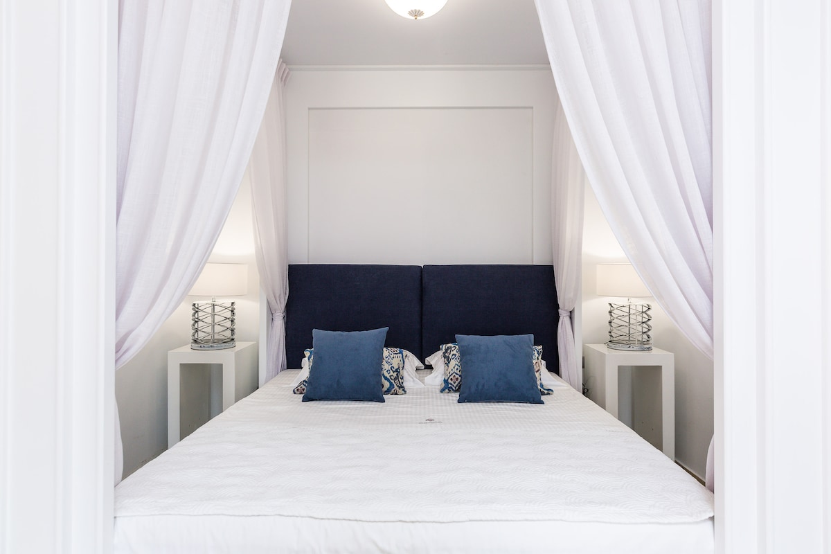 Viimeinen makuuhuone sijaitsee vierasmajassa, ja siinä on kaksi parivuodetta (0,90m x 2,00m), jotka voidaan muuntaa king-size-vuoteeksi (1,80m x 2,00m