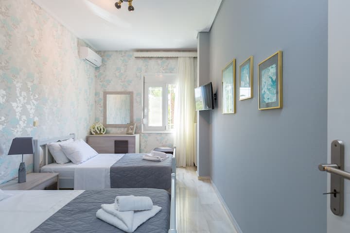 Dormitorio con 2 camas individuales en el primer piso, las camas también se pueden configurar como una doble.