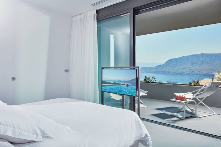 Chambre principale au rez-de-chaussée avec salle de bain attenante