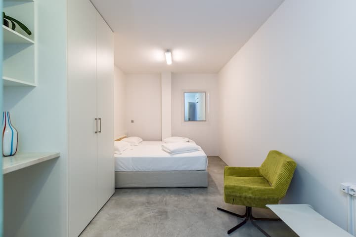 Espace supplémentaire qui se compose d'une chambre supplémentaire avec deux lits simples qui pourraient être utilisés pour le membre personnel d'un voyageur