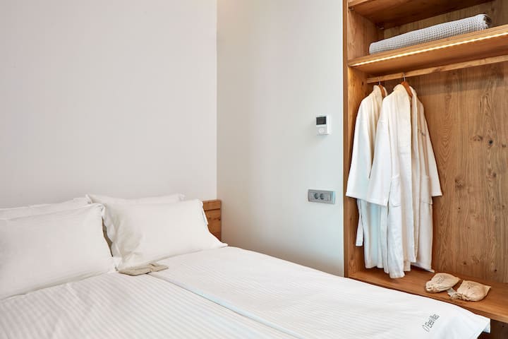 Chambre avec lit double et salle de bain attenante au rez-de-chaussée