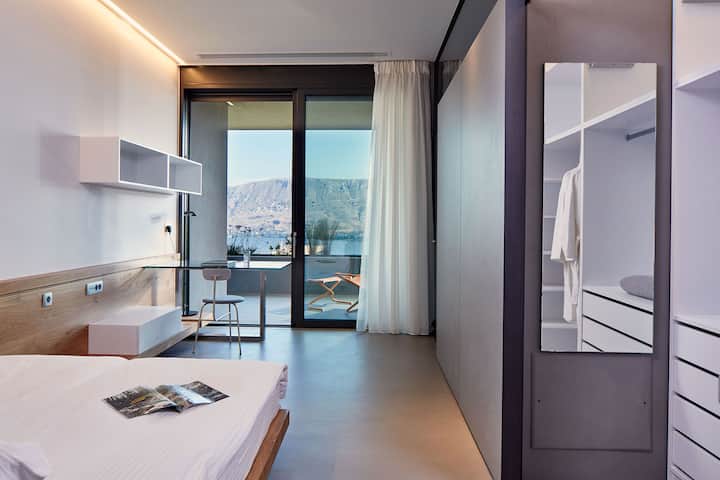 Chambre avec lit double et salle de bain attenante au rez-de-chaussée