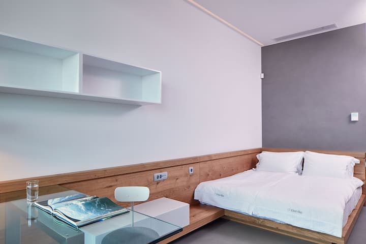 Chambre avec lit double et salle de bain attenante au rez-de-chaussée