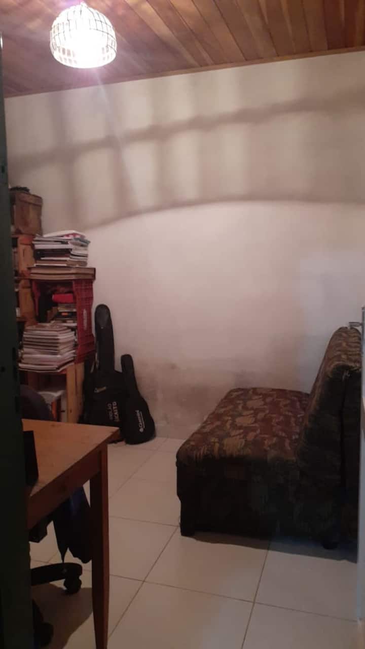 Ოფისი სახლისთვის საოფისე აქტივობებისთვის, მაგიდებითა და სკამებით. Იდეალური საცხოვრებელი საკითხავად