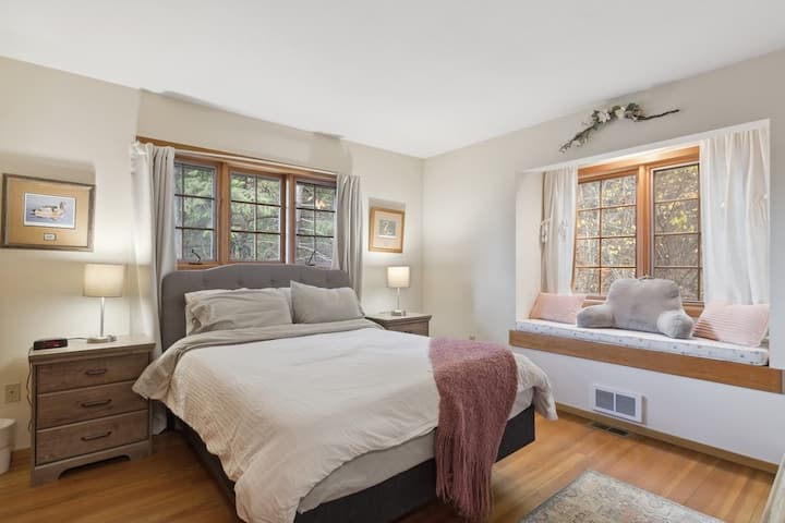 Queen Bedroom Upstairs