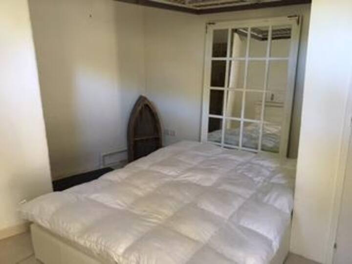 Chambre 1 T2 / Dormitorio 1 piso en la piscina