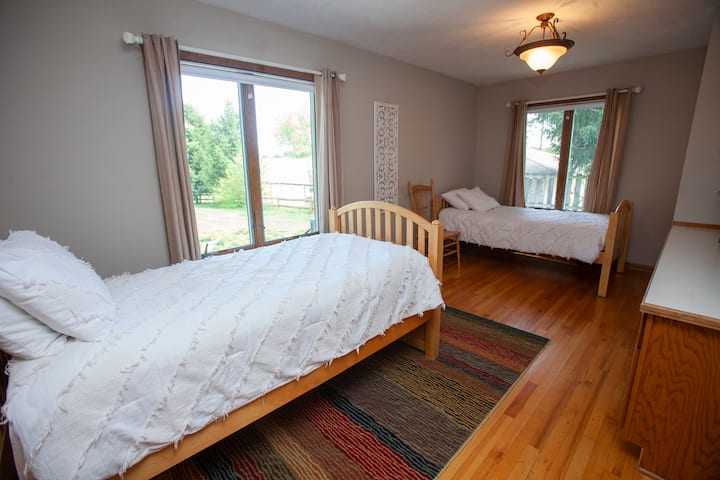 Študovňa na hlavnom poschodí s 2 oddelenými lôžkami