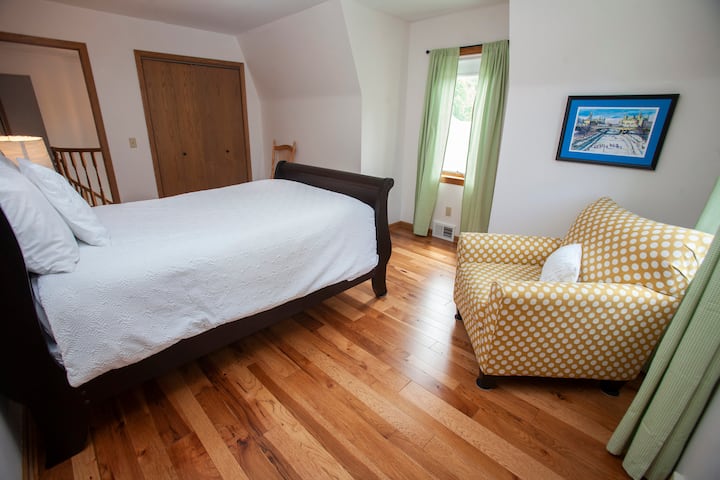 Spálňa na hornom poschodí s manželskou posteľou