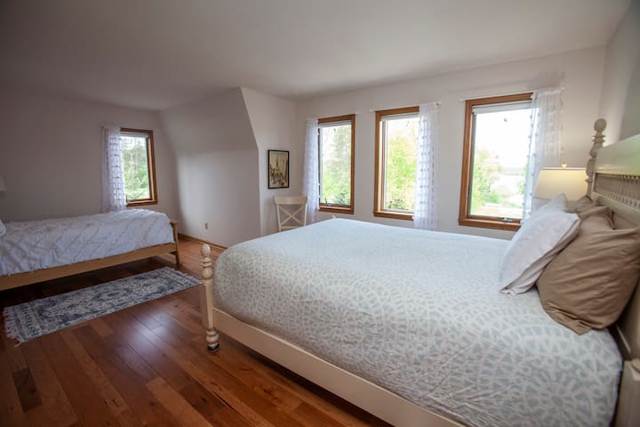 Spálňa na hornom poschodí s výhľadom na jazero s manželskou posteľou Queen a oddelenou posteľou