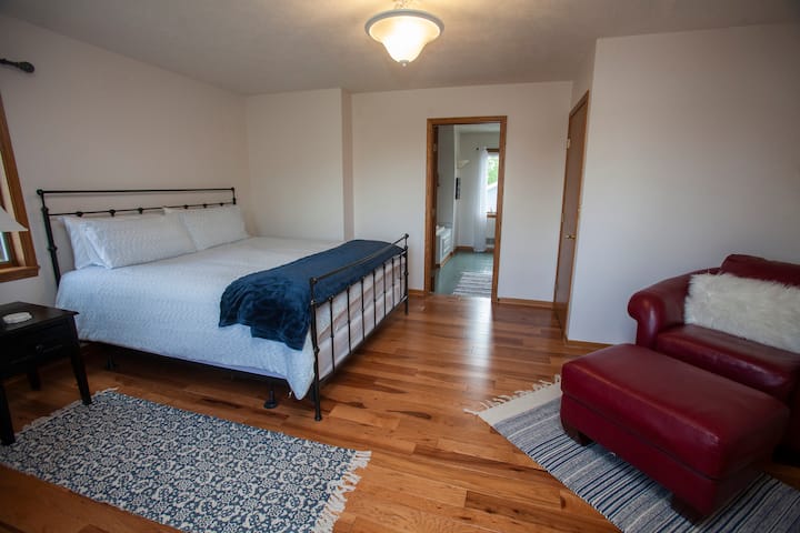 Primárna spálňa na hornom poschodí s manželskou posteľou King a pripojenou kúpeľňou