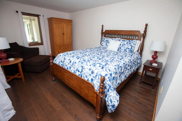 Spálňa na hlavnom poschodí s manželskou posteľou Queen