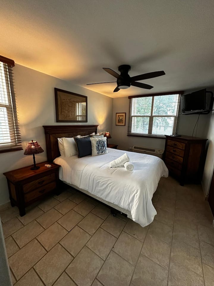 Hlavná spálňa - manželská posteľ, inteligentná televízia, klimatizácia a stropný ventilátor. 