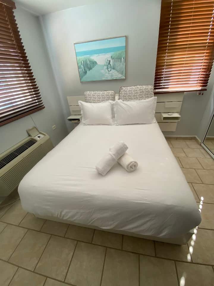 Izba č.2 - manželská posteľ Queen, inteligentný televízor, stropná fanda a klimatizácia.