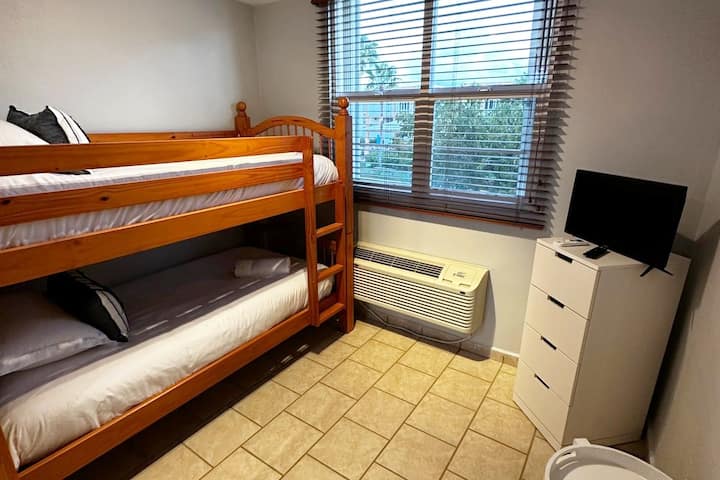 Spálňa #3- Dvojité poschodové postele s inteligentnou televíziou a klimatizáciou.