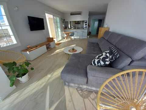 Propiedad de Airbnb exitosa: Spectacular views on the sea front, terraces, pool en Salou