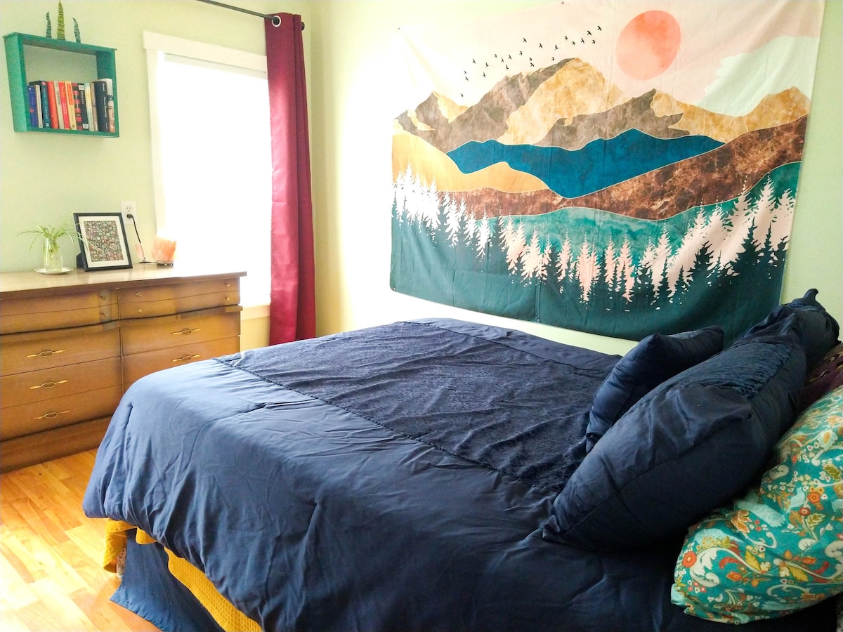 Vrlo sunčana spavaća soba s jakim jutarnjim suncem (i sjenilima za zamračivanje koje zaista dobro funkcioniraju).