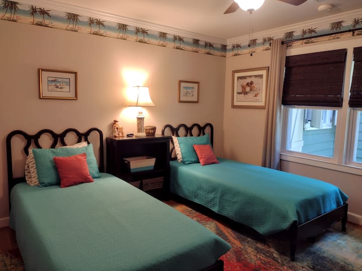 Középső hálószoba egyszemélyes XL ággyal. Kérésre királyként is elkészíthető.




