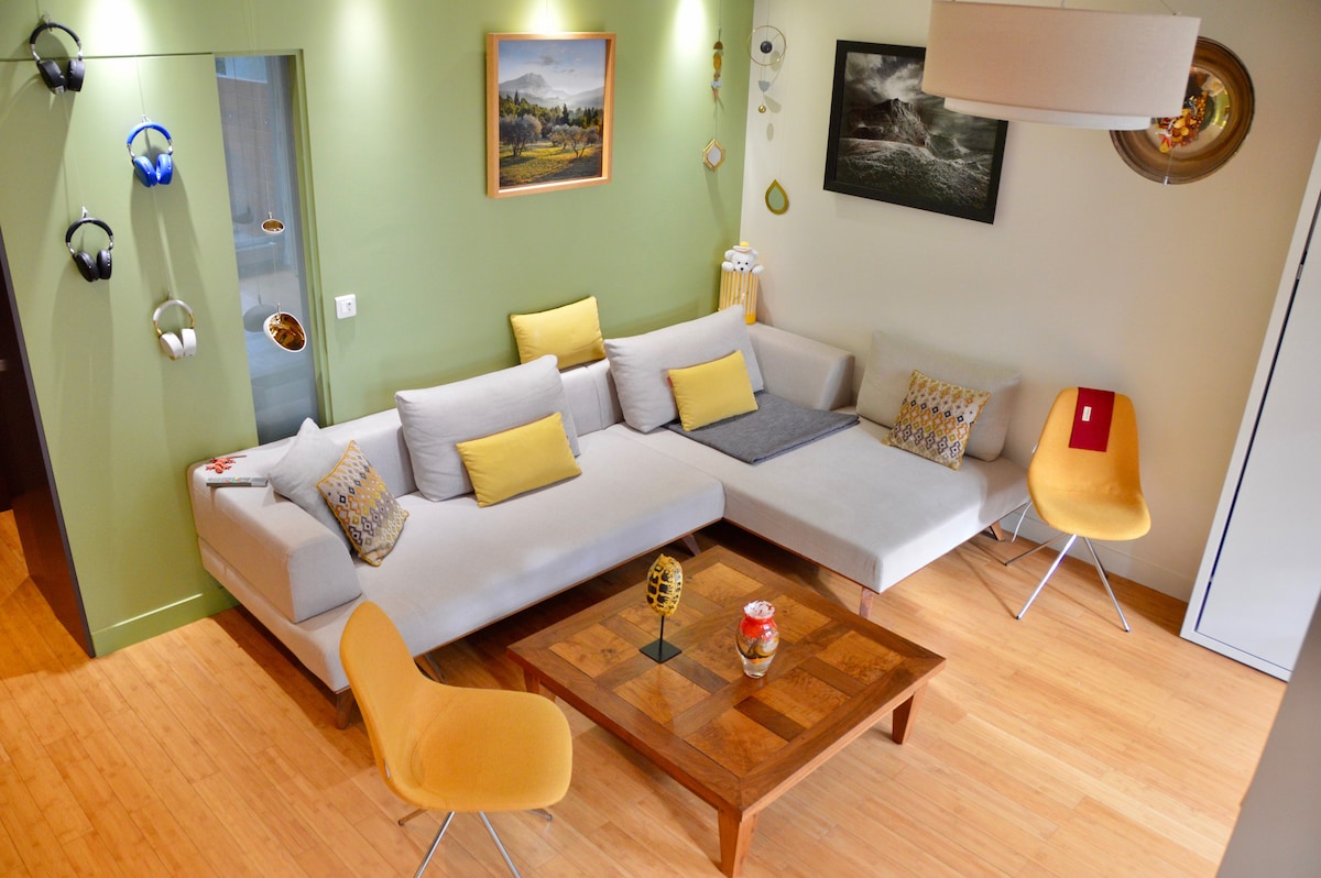 Sala de estar. 
Cómodo sofá de esquina (Sequoia de Steiner, pieza de diseño de París), también un sofá cama o un rincón "tú y yo".