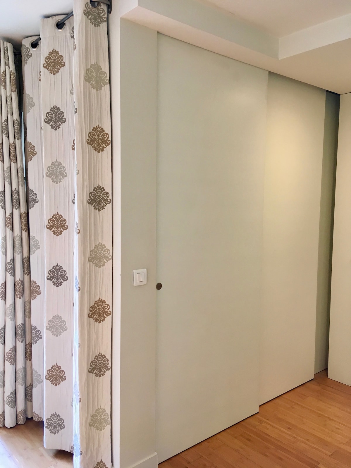 Dormitorio. 
Para la noche, el espacio de trabajo se convierte en un dormitorio separado.