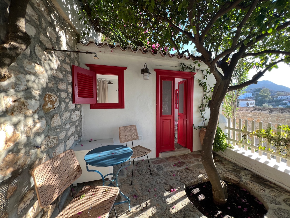 nyumba ya shambani nyekundu kwenye bustani iliyorekebishwa na kuwekewa hewa safi. Kujitegemea kutoka kwenye nyumba ina bafu lake lenye choo