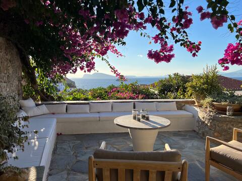 Hydra magical view house of the 18th century renovated 3 bedrooms