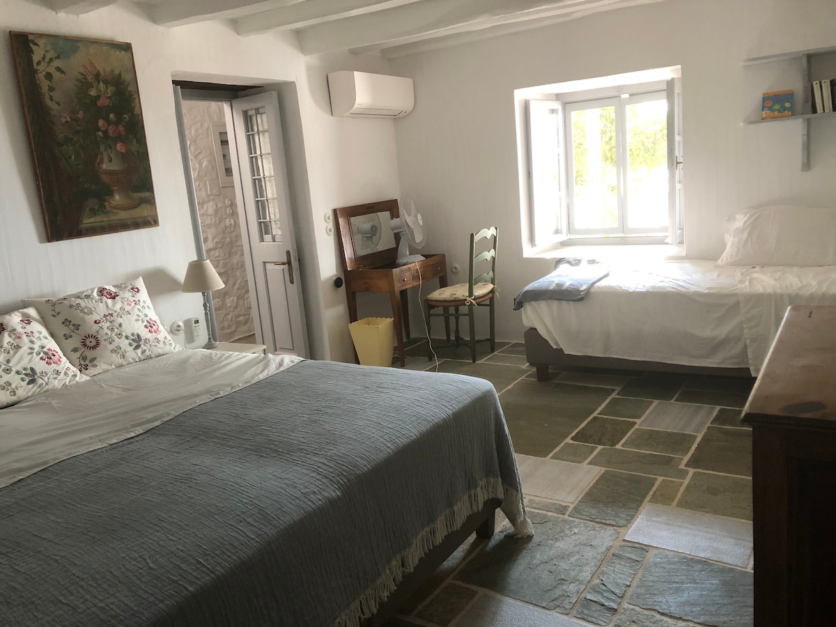 kwenye ghorofa ya chini upande wa kushoto, chumba kikubwa cha kulala chenye kitanda mara mbili cha sentimita 180 na kitanda kimoja cha sentimita 90. Maoni ya bustani na bahari.