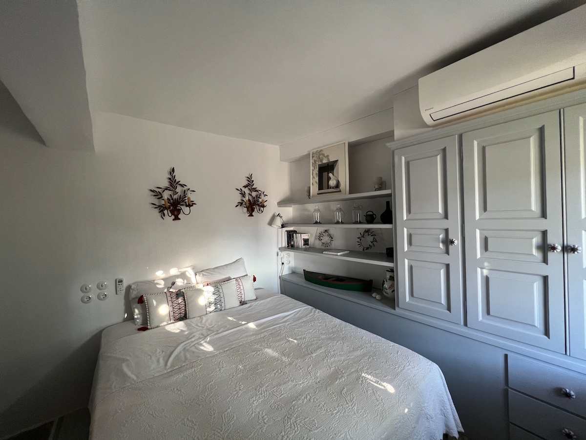 Kwenye ghorofa ya chini upande wa kulia, chumba kizuri cha kulala kwa watu wawili na kitanda cha sentimita 160.