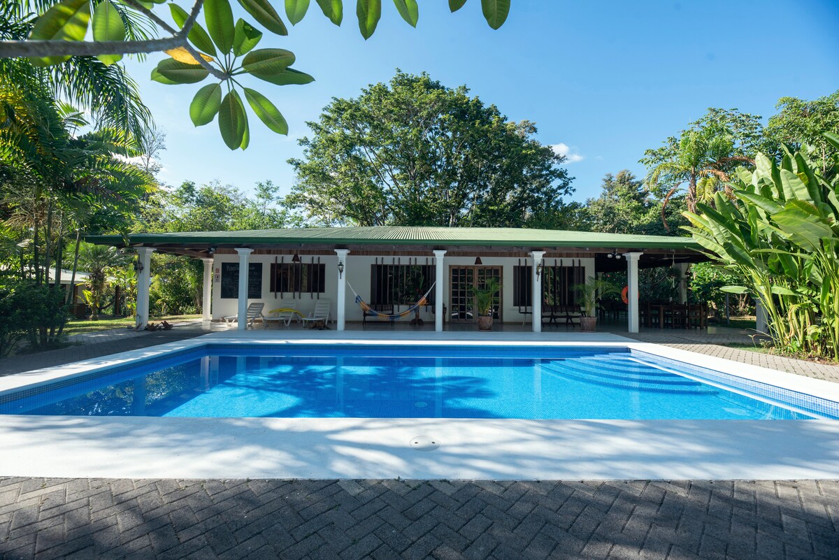 Private Cabin with a Pool in a lush garden — 1 bedroom vacation rental in Naranjito