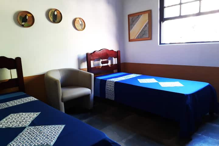 卧室2 -
2张单人床