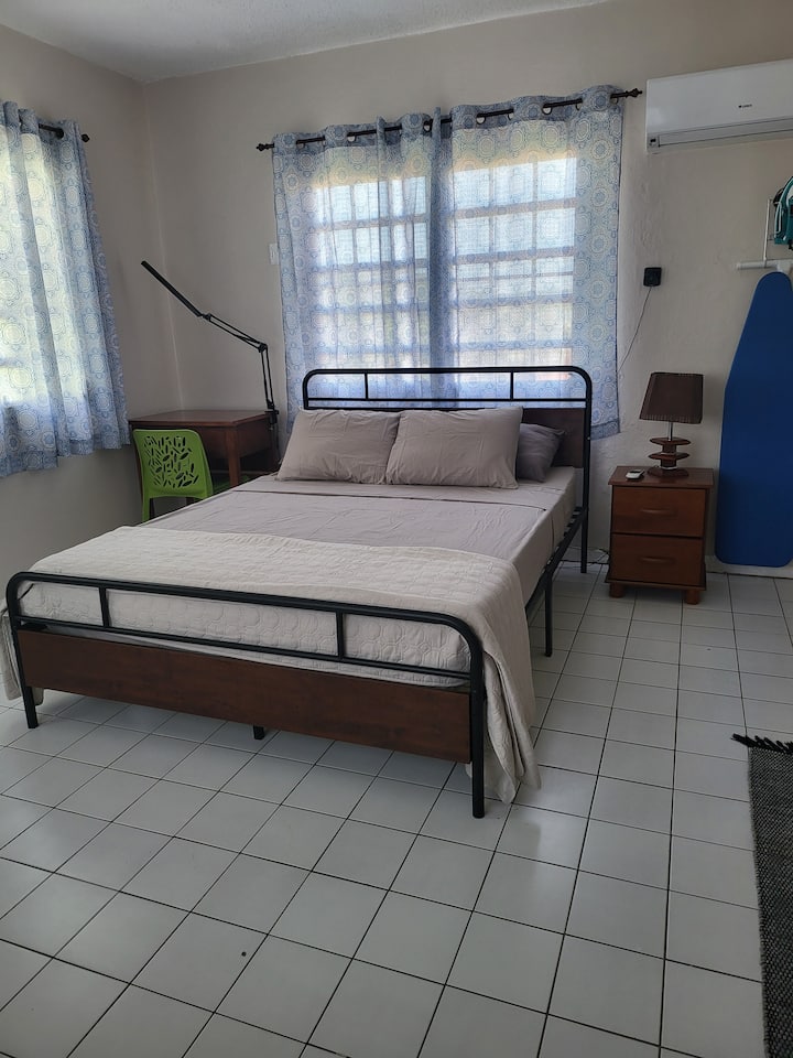 Kitanda, Meza ya Upande na Sehemu ya Kazi