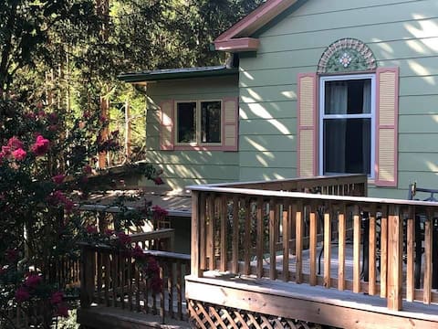 Woodland Cottage Retreat: Katherine's House