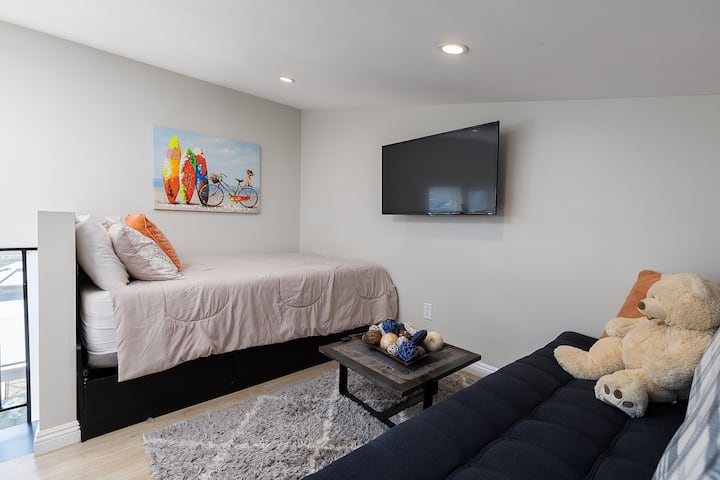 พื้นที่นอนพิเศษพร้อมโซฟาเบดสบายๆ เหมาะสำหรับเพื่อนหรือครอบครัว