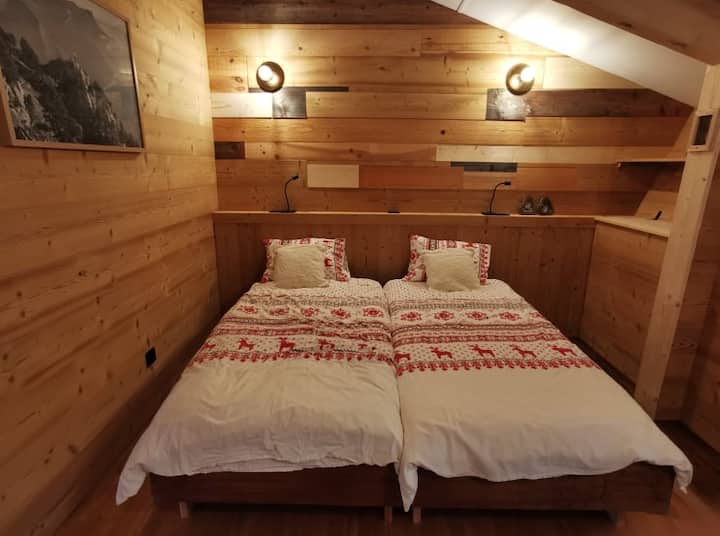 chumba chenye vitanda 2 vya mtu mmoja