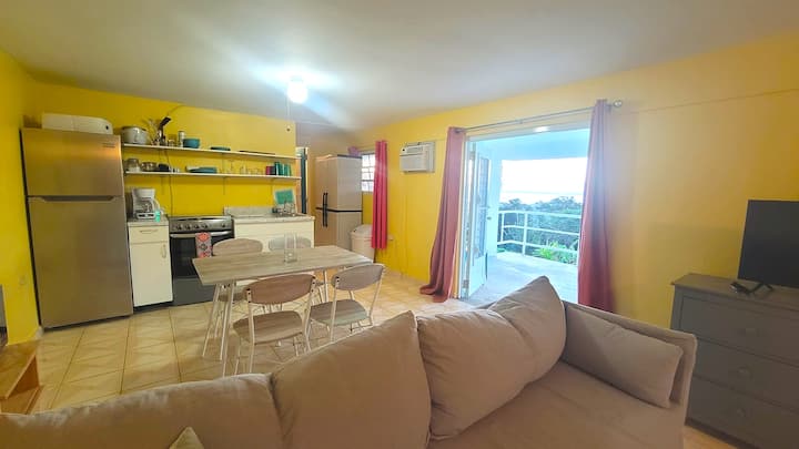 أريكة وغرفة طعام في الفناء/الشرفة!