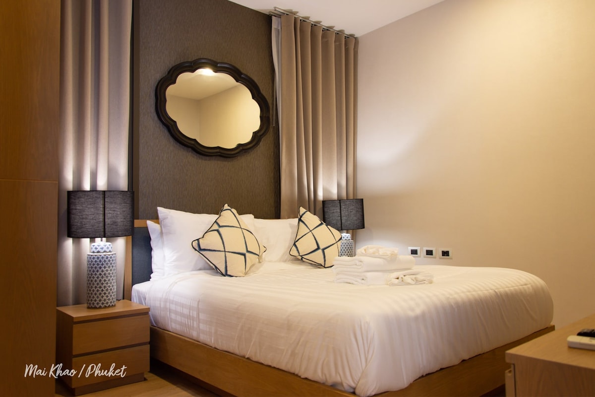 ห้องผู้เข้าพักพร้อมอ่างอาบน้ำและฝักบัวอาบน้ำส่วนตัว