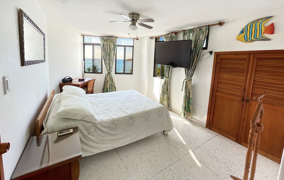 ห้องนอนใหญ่พร้อมวิวทะเล/ห้องนอนใหญ่วิวมหาสมุทร