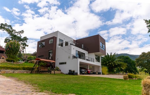 Modern house with a view of the village, Wi-Fi, and Directv.