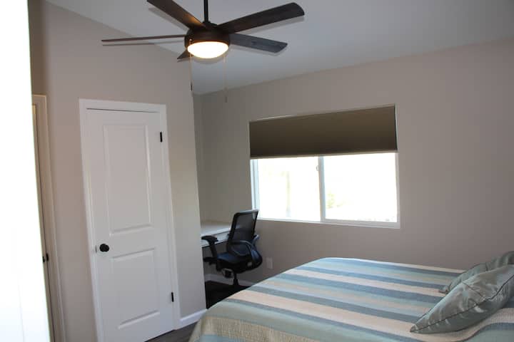 ห้องควีนไซส์เพิ่มเติมยังมีโต๊ะทำงานในกรณีที่จำเป็นต้องมีพื้นที่ทำงานเพิ่มเติม