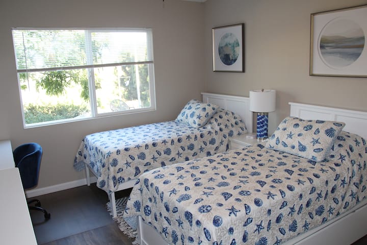 ห้องเตียงแฝดมีเตียงเดี่ยวสองเตียงและเตียงเลื่อนในกรณีที่จำเป็นต้องใช้หนึ่งในสาม มีผ้าห่มและหมอนเสริมอยู่ในตู้เสื้อผ้า