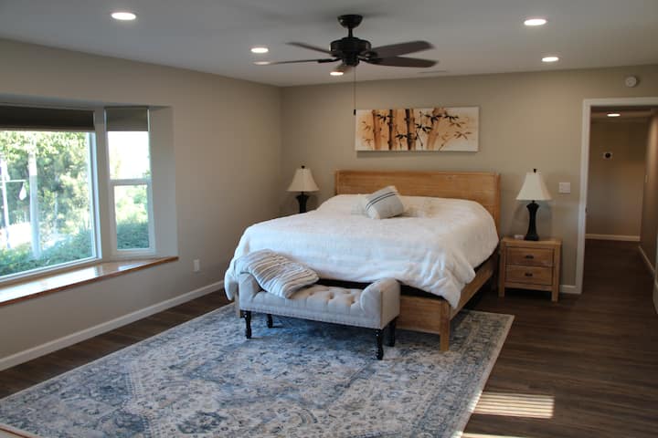 ห้องนอนใหญ่มีเตียงขนาดคิงไซส์พร้อมฟูกนอน Malouf สุดหรูวิวภูเขาสวยงามและเข้าถึงสระว่ายน้ำได้โดยตรง