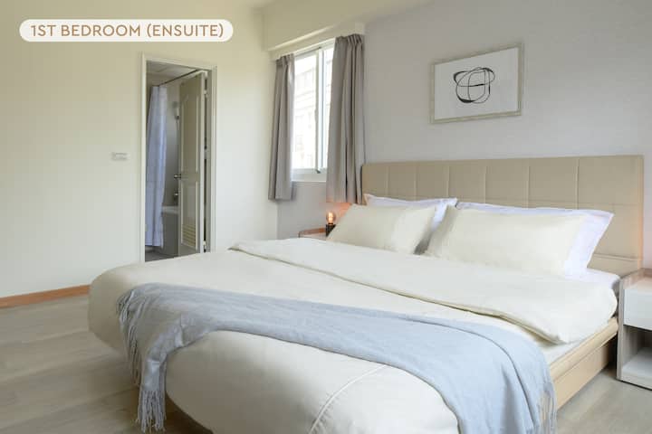 Chumba cha 1 cha kulala chenye nafasi kubwa (Master):
• Kitanda aina ya King 
• Meza za kando ya kitanda
• Kabati
• Dawati 2 na Viti vya Ofisi
• Mwanga wa kutosha wa Asili
• Bafu la kujitegemea lililoambatanishwa