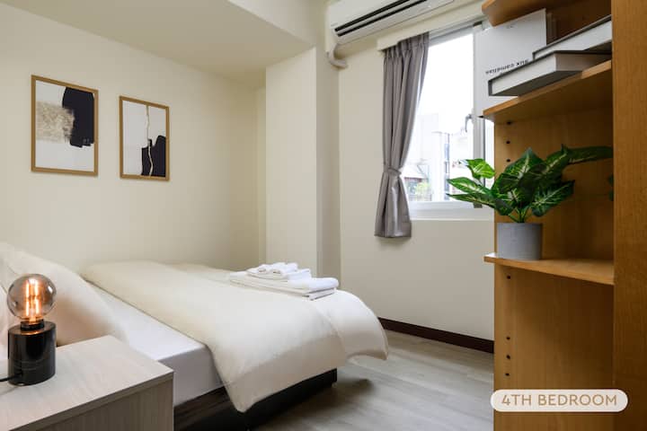 Chumba cha 4 cha kulala chenye starehe:
• Kitanda chenye ukubwa wa mara mbili 
• Sehemu Kubwa ya Kabati
• Mwangaza wa Asili