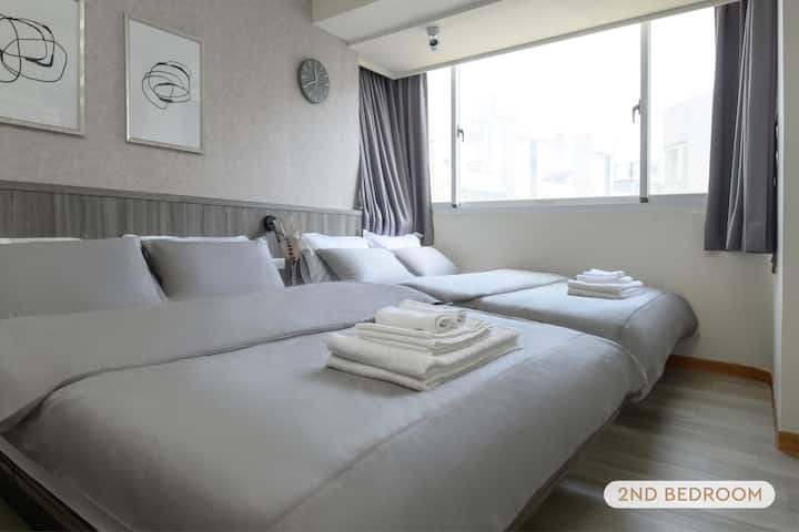 Chumba cha 2 cha kulala chenye starehe:
• Vitanda 2 vya Ukubwa Mara Mbili
• Meza za kando ya kitanda
• Kabati
• Mwanga wa kutosha wa Asili