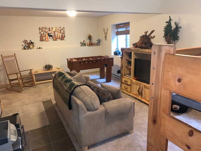 El nivel del sótano tiene literas para 2 camas individuales con una cama. Televisión y sala de juegos.