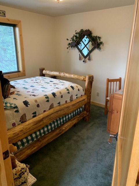 Vista del segundo dormitorio con escritorio.