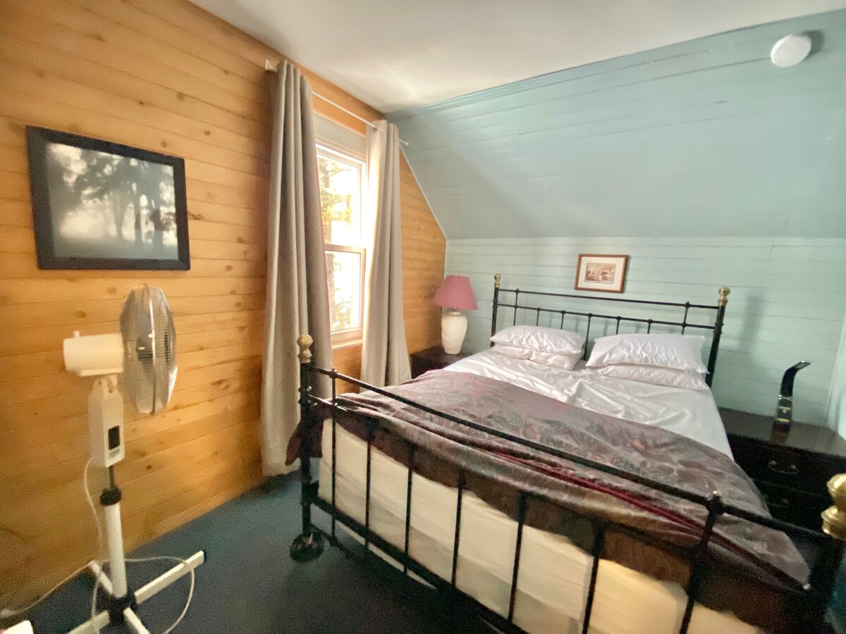 Втора спална соба со брачен кревет (широк 150-179 см)