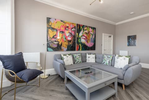 Successful Airbnb property: York Place City Centre 3 bedroom deluxe Apartment in Old Town